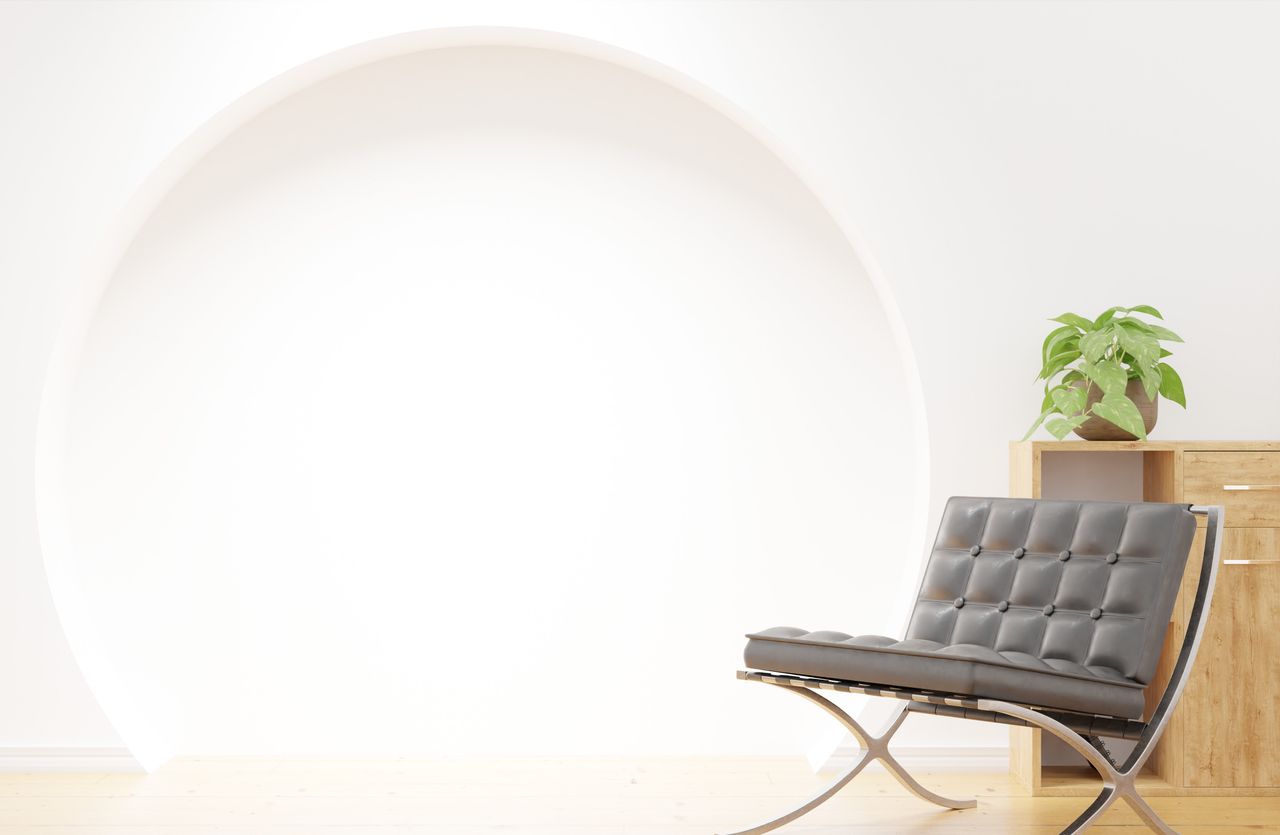 brand-02 Coin salon élégant avec chaise moderne et plante en pot dans un décor minimaliste.